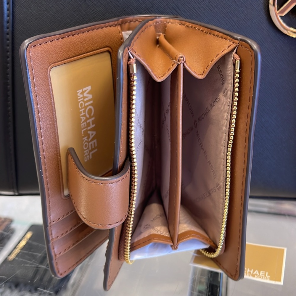 MICHAEL KORS
Medium Signature Logo Wallet 
Vanilla 
NWT - Picture 11 of 16